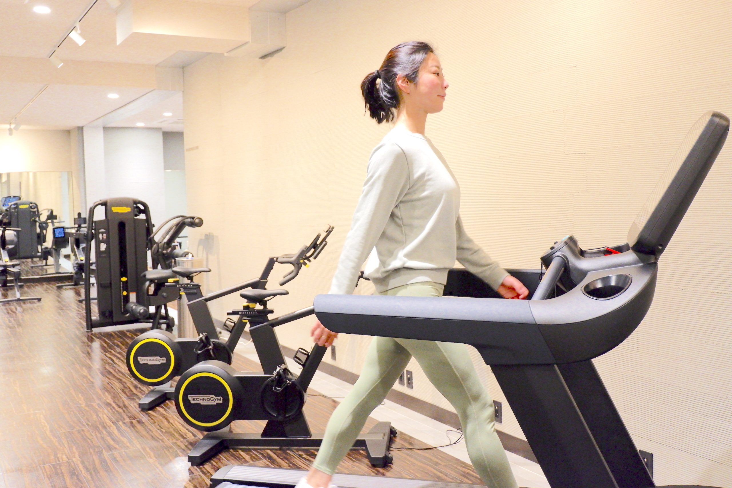 館内のフィットネスジム。