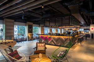 24時間オープンのカフェ&バー「Moxy Bar & Lounge」