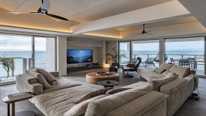 シンプルモダンな室内。