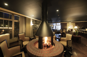 暖炉を囲んでゆったりと過ごせるラウンジ。