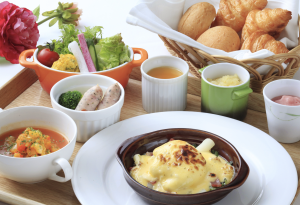 新鮮な地元食材を使った料理。